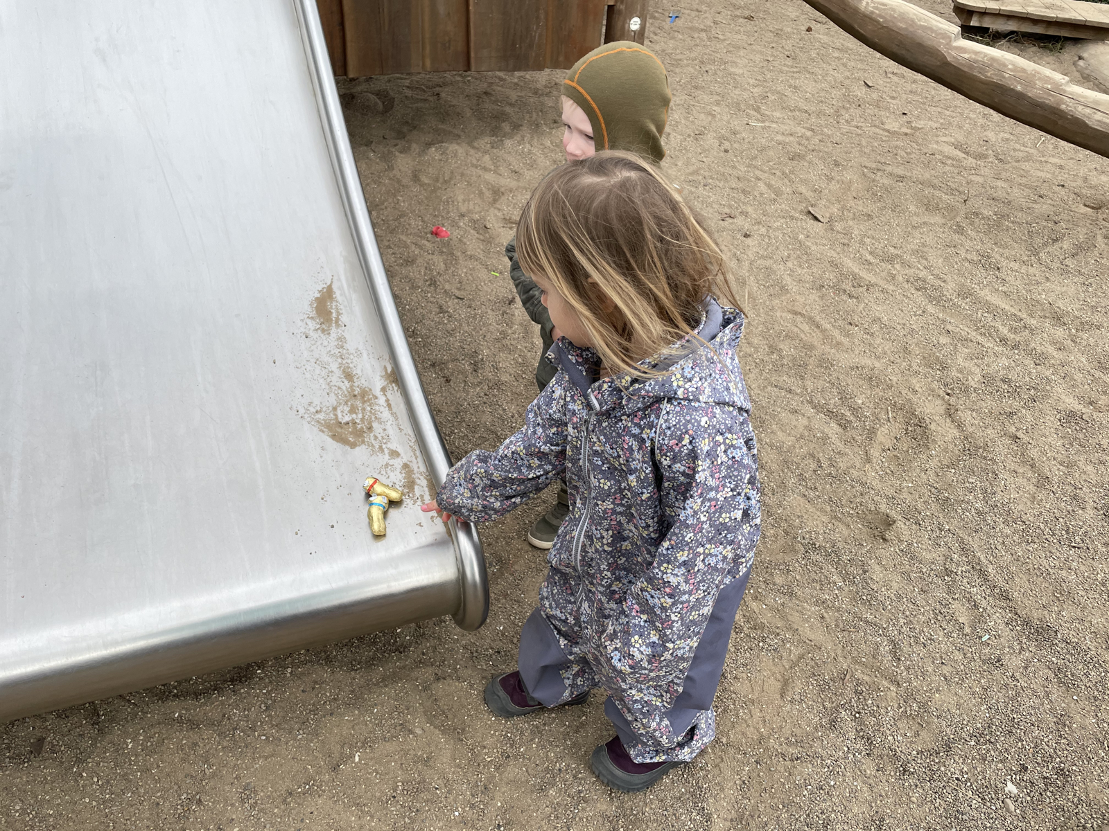 Børn finder påskeæg på legepladsen, som påskeharen har været med