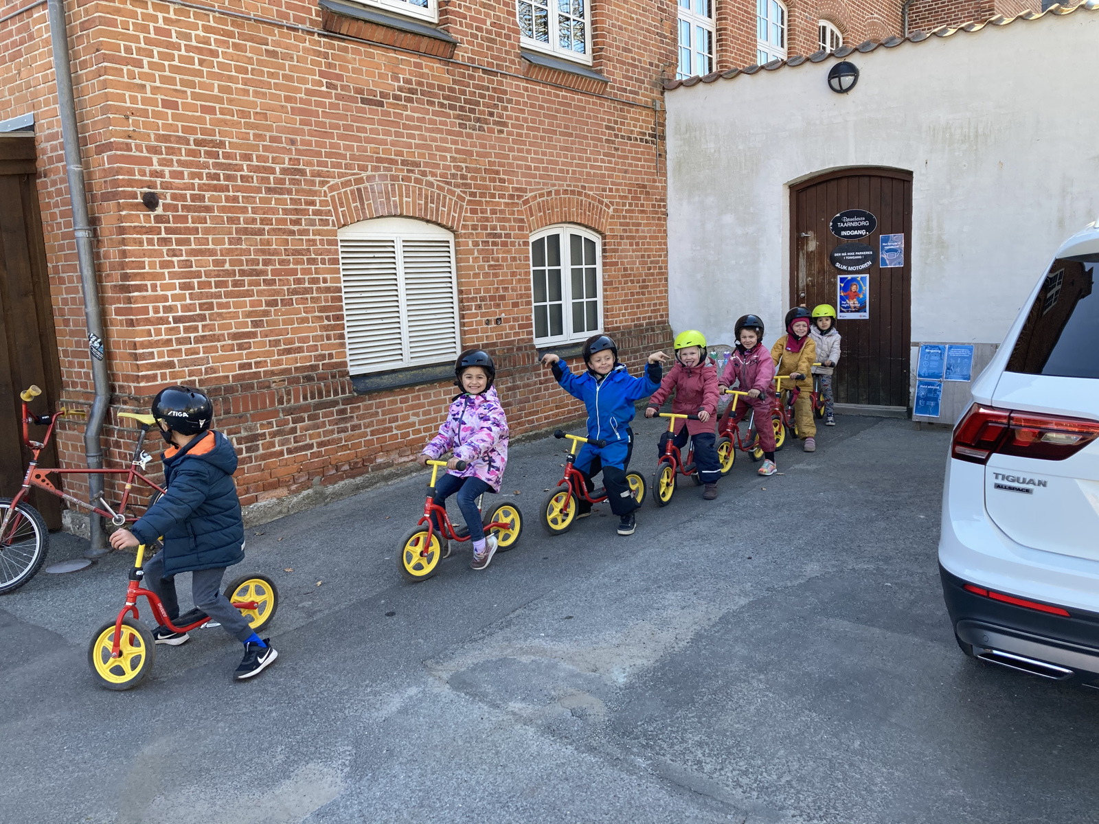 Børn på løbecykler, klar til at tage på cykeltur